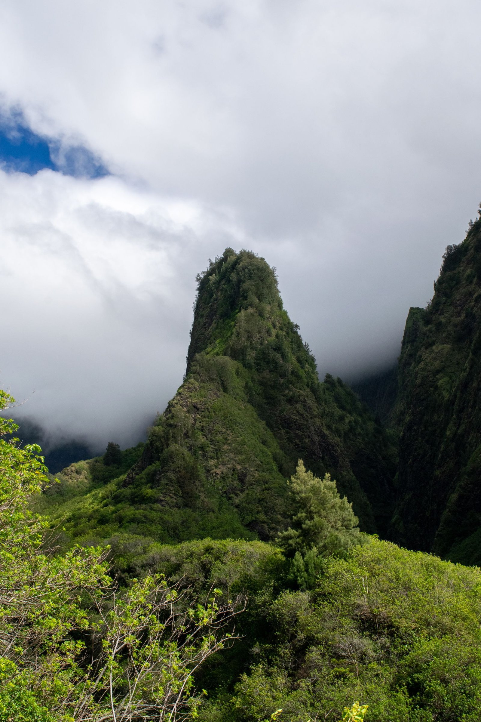The ʻĪao Needle rising through clouds, Wailuku
